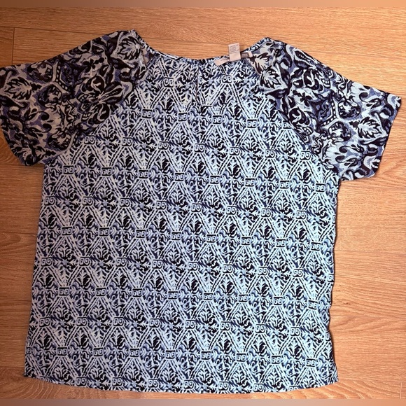 3/$30 - FOREVER 21 Blue and White Patterned Top Blouse - Picture 1 of 5